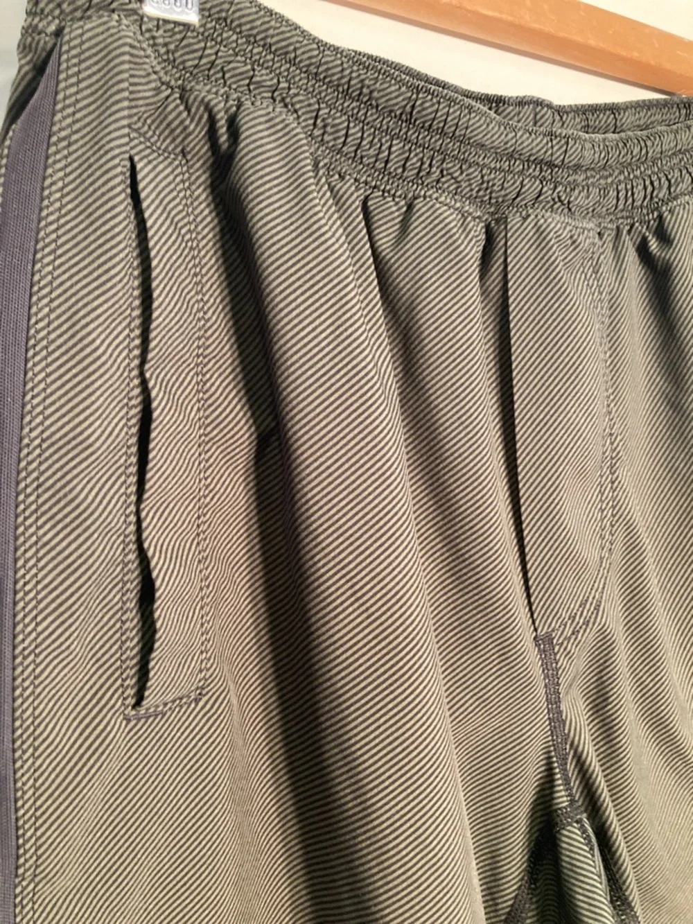 Lululemon run response men’s performance shorts L dark green black Stripes